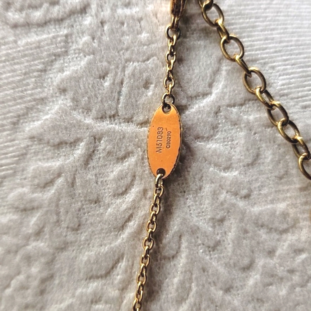LOUIS VUITTON ESSENTIAL V NECKLACE - Picture 5 of 5